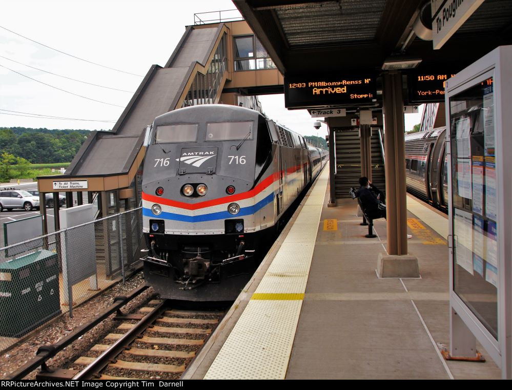 AMTK 716 on train 233